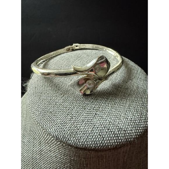 Vintage Avon Bangle Bracelet Silver Tone Faux Pearl Calla Lilly Fairycore Whimsy - Picture 4 of 5